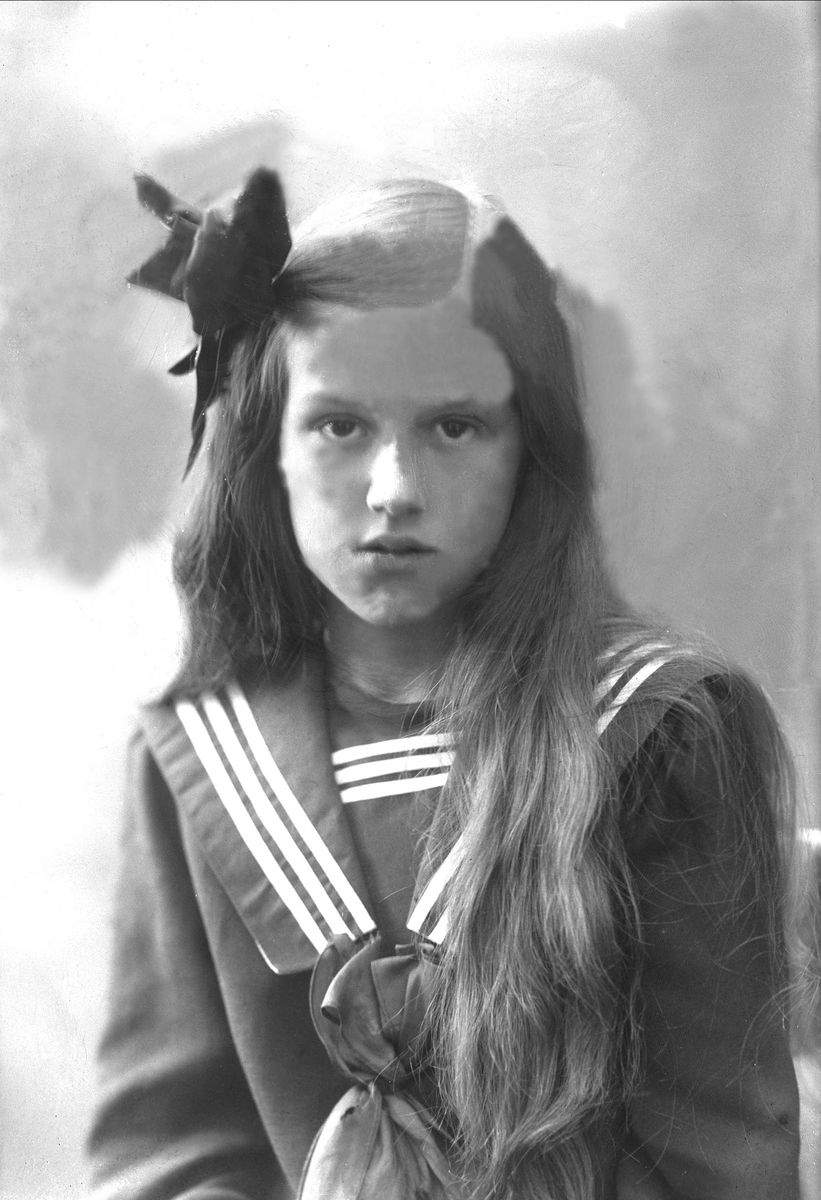Gustav Borgen, Portrett, jente i matrosdrakt. Irene Hoffman.