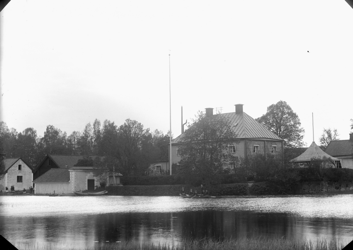 Gustaf Ferdinand Hallberg, Bostadshus, fem män i en båt.