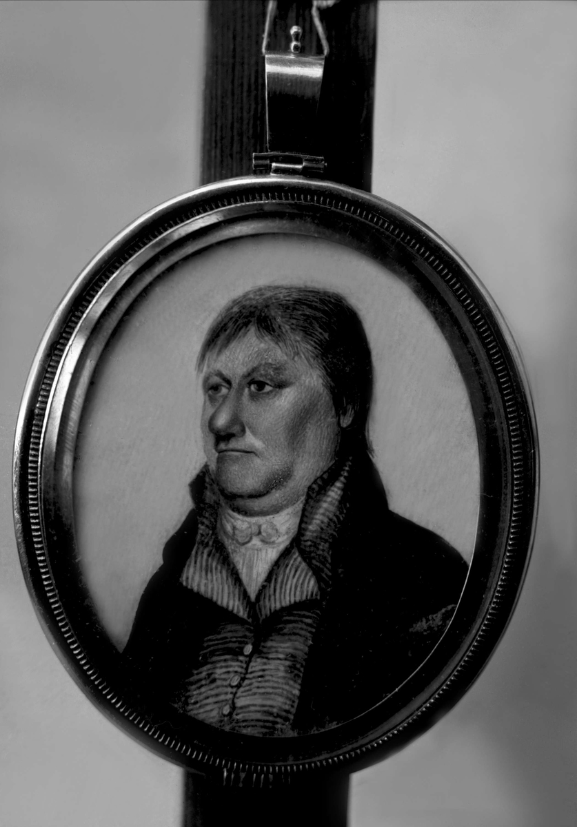Gustav Borgen, Avfotografering. Henriksens (?) portrett på forsiden av medaljong.