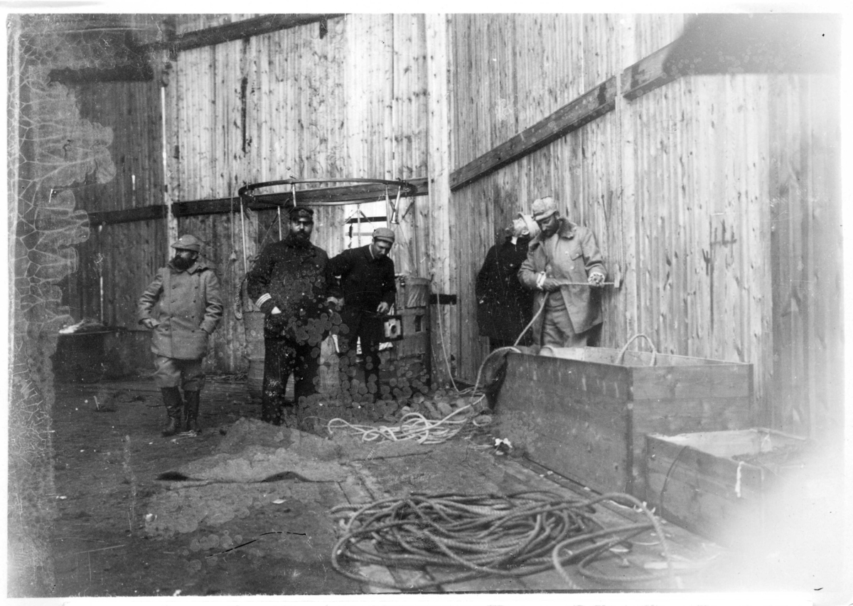 Carl Axel Wilhelm Stake, I ballonghuset: Violet, Lembke, Strindberg, ?, Fraenkel.