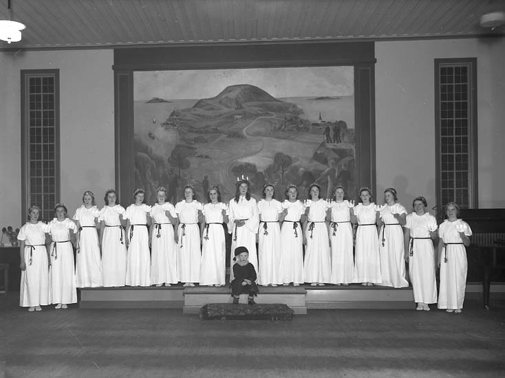 Karl Gustaf Henrik Henriksson, "Lucia med tärnor och en tomtenisse. V. U. Skolan" enligt bildtext.