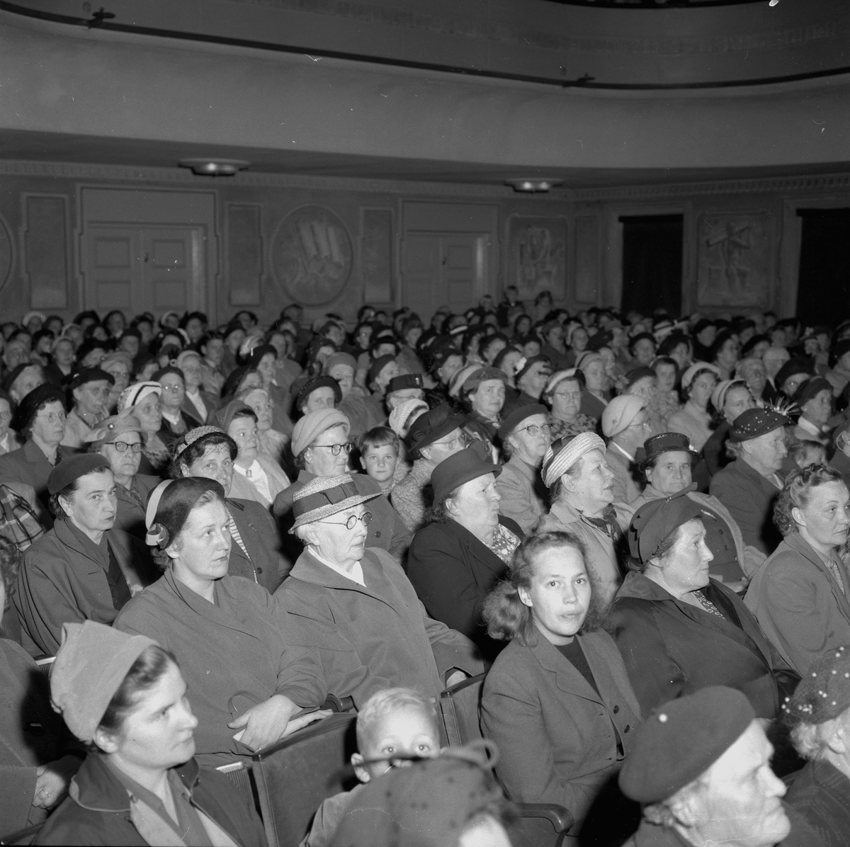 Örebro Kuriren, Women’s meeting in the People’s House. September 17, 1955.