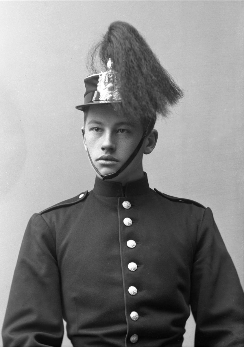 Gustav Borgen, Portrett, mann i kadettuniform.