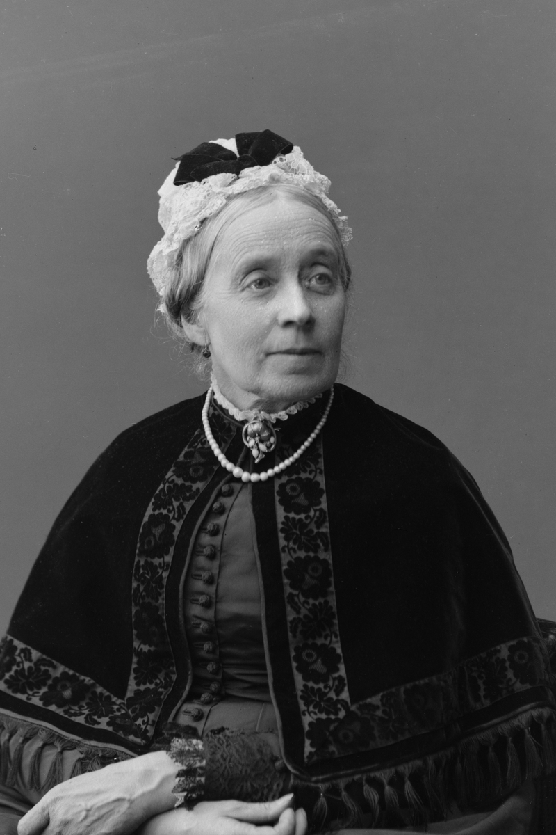 Maria Tesch, Porträtt Fotograferad i Maria Teschs ateljé som fanns i Linköping åren 1873 - 1936. Digitaliserad efter original glasnegativ som förvaras på Stiftsbiblioteket /Linköpings stadsbibliotek.