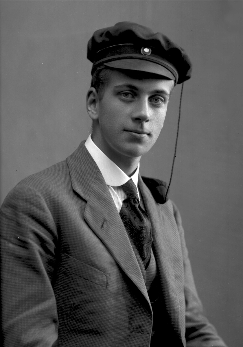 Gustav Borgen, Portrett, mann med studentlue. Student Aage Dammann.