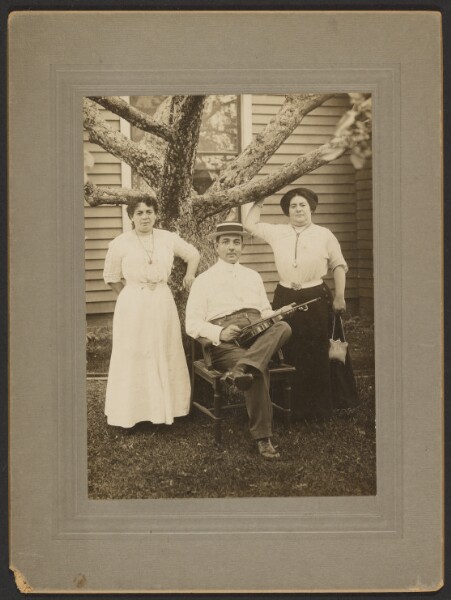 Unknown, [Portrait of a man and two women]