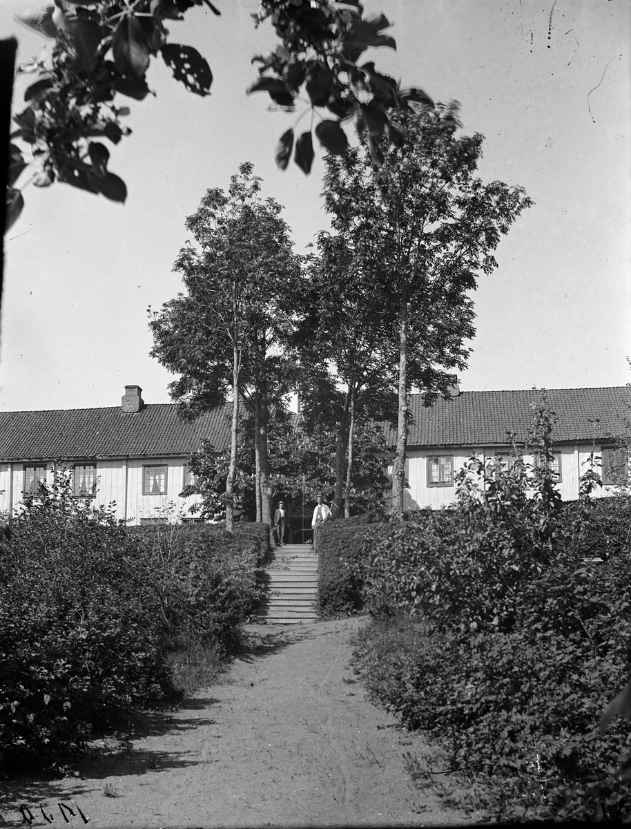 Jacob Tollesen Hoel, Hovinsholm gård, Helgøya i Ringsaker. Hovedbygningen sett fra hagen.