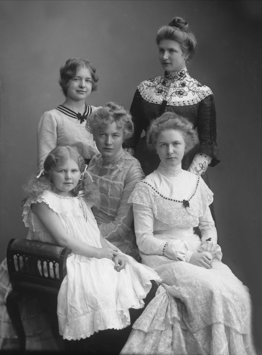 Gustav Borgen, Gruppeportrett, fem jenter. Døtre av bakermester Johannes Nilsen Kirkeby. Ingrid Kirkeby f. 1880, Lilly Kirkeby f. 1881, Borghild Kirkeby f. 1884, Hardis Kirkeby f. 1887 og Sigrid Kirkeby f. 1891.