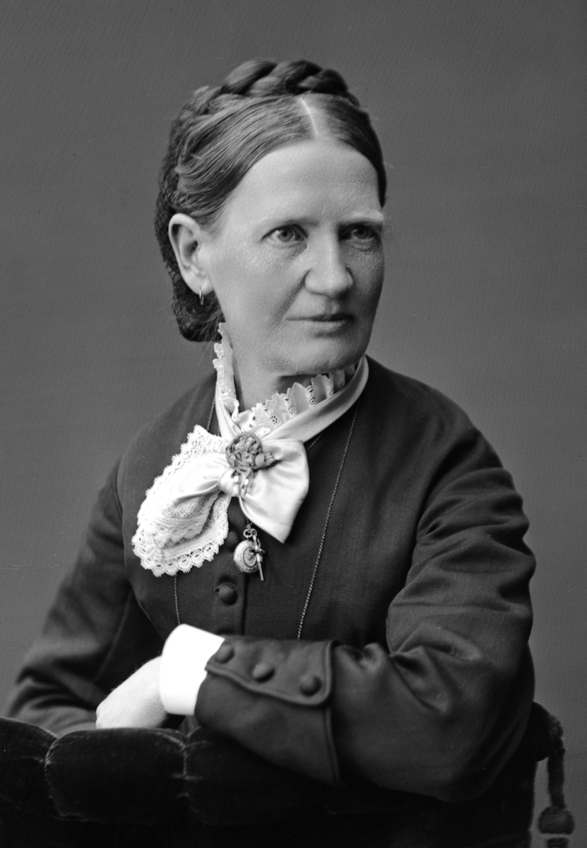 Maria Tesch, Porträtt. Porträttbild från Maria Teschs ateljé. Foto: Maria Tesch. Fotograferad i Maria Teschs ateljé som fanns i Linköping åren 1873 - 1936. Digitaliserad efter original glasnegativ som förvaras på Stiftsbiblioteket /Linköpings stadsbibliotek.