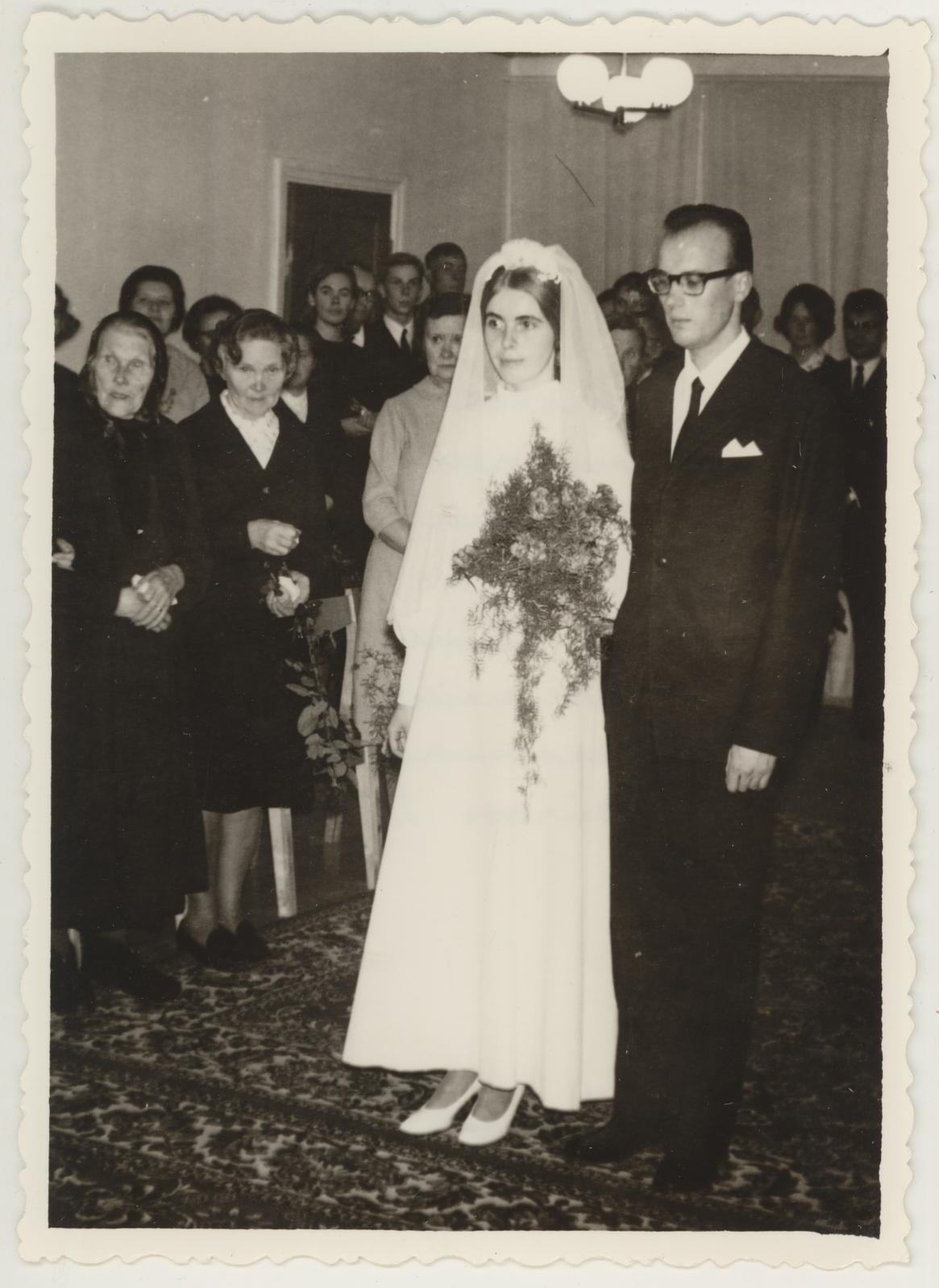 Ene (kujutatu) Asu-Õunas, Vanema teadusliku töötaja Ene Õunase ja Tõnu Asu registreerimine Elva Perekonnaseisuaktide Büroos 27.09.1969