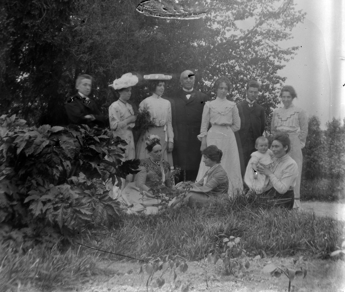 Jacob Tollesen Hoel, Familiegruppe i hagen på Hovinsholm gård, Helgøya i Ringsaker. Foto Jacob Hoel.