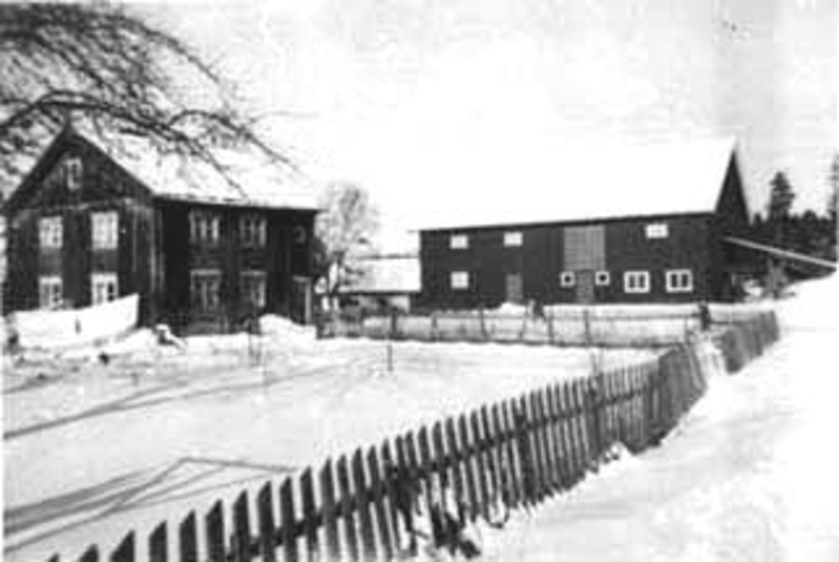 Normann Helger, EKSTERIØR: GARDSBRUK, LØVLIEN GÅRD, ROMEDAL, VINTER, ANDERS SØRENSEN VAR FØDT HER I 1821