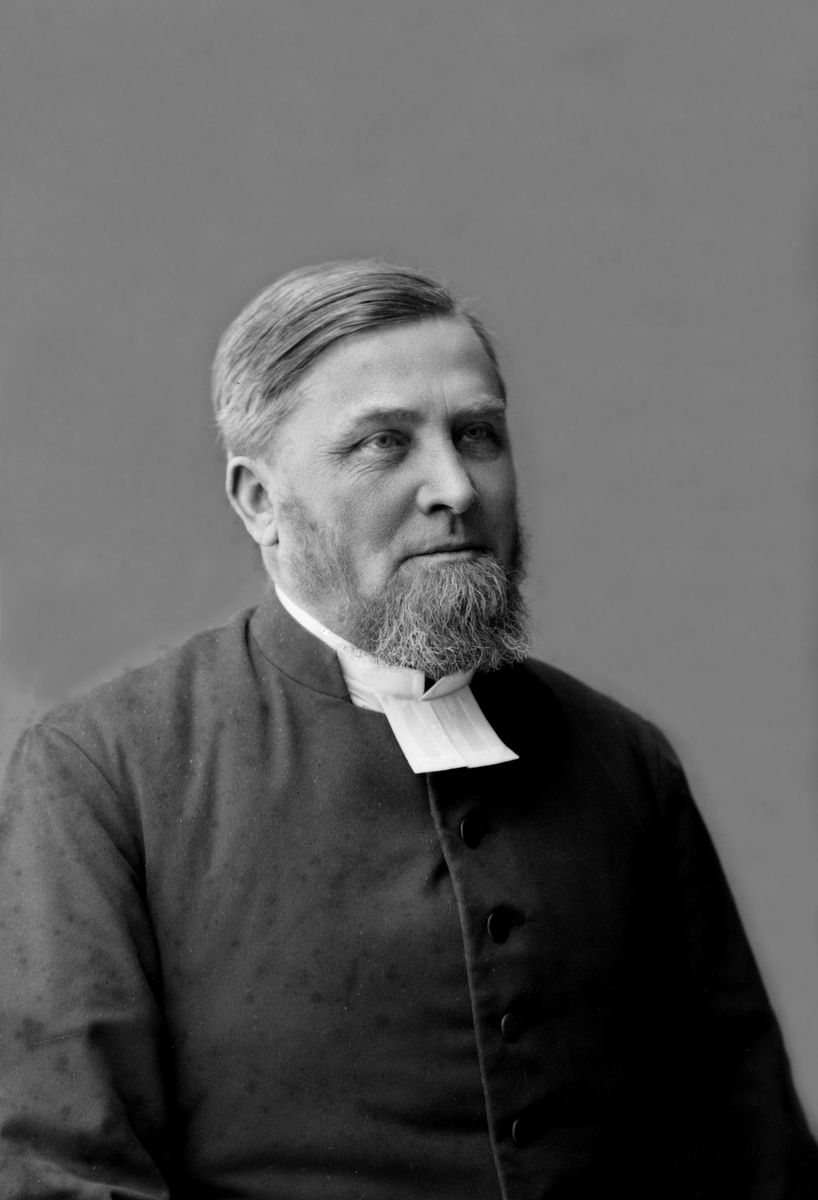Maria Tesch, Porträtt. Porträttbild från Maria Teschs ateljé. Foto: Maria Tesch. Fotograferad i Maria Teschs ateljé som fanns i Linköping åren 1873 - 1936. Digitaliserad efter original glasnegativ som förvaras på Stiftsbiblioteket /Linköpings stadsbibliotek.