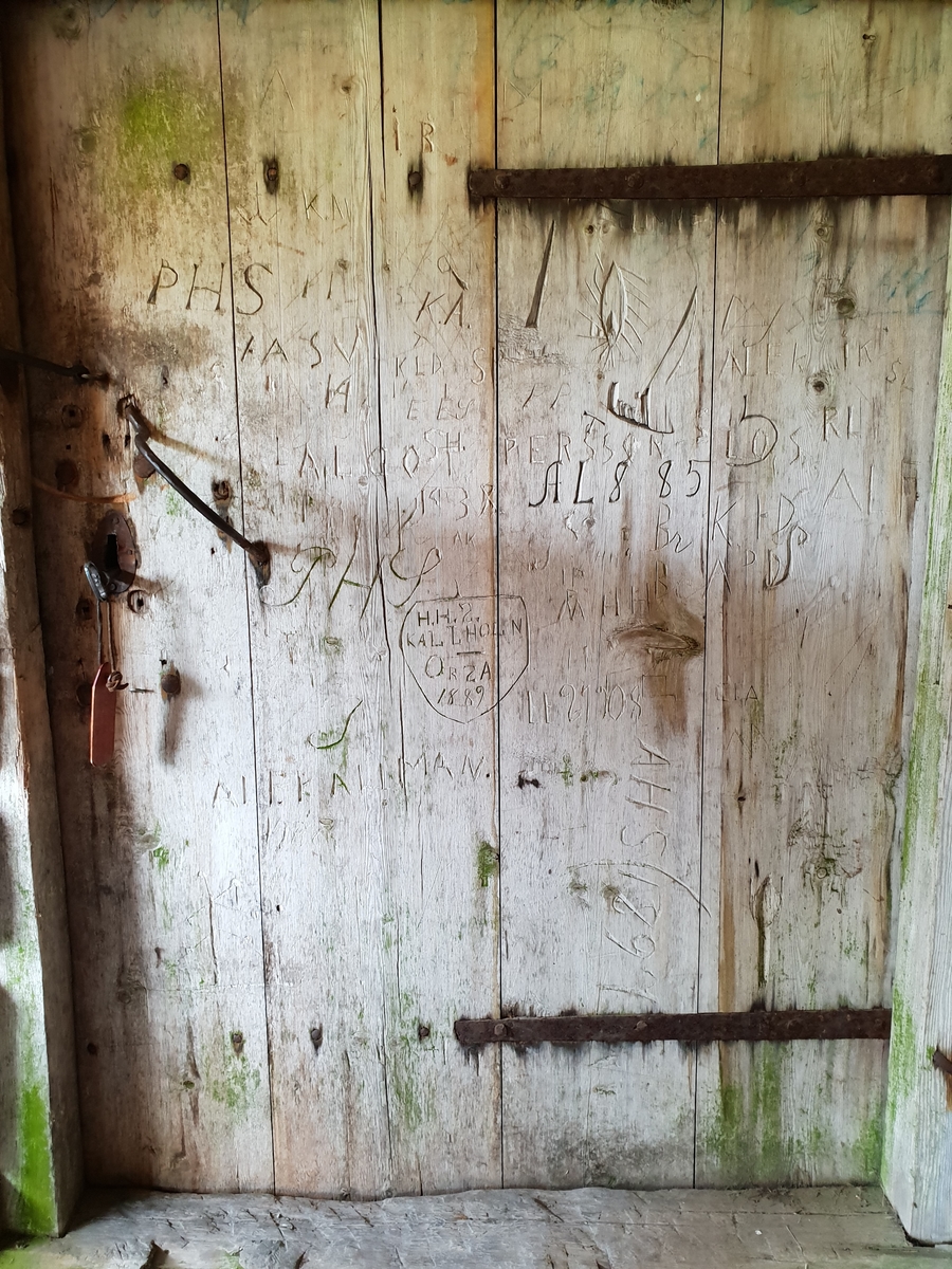 Jennie Tiderman-Österberg, Door with carvings, initials, year speeches, Skräddar-Djurberga, Orsa, 2018.
