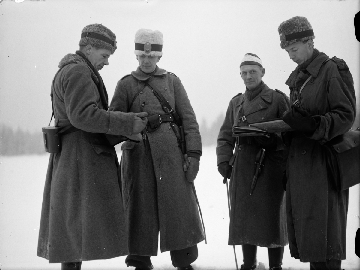 Paul Sandberg, “2.500 man on Upland maneuver. Realistic battle in the morning hours of today in the tract of Järlåsa,” Uppland December 1942
