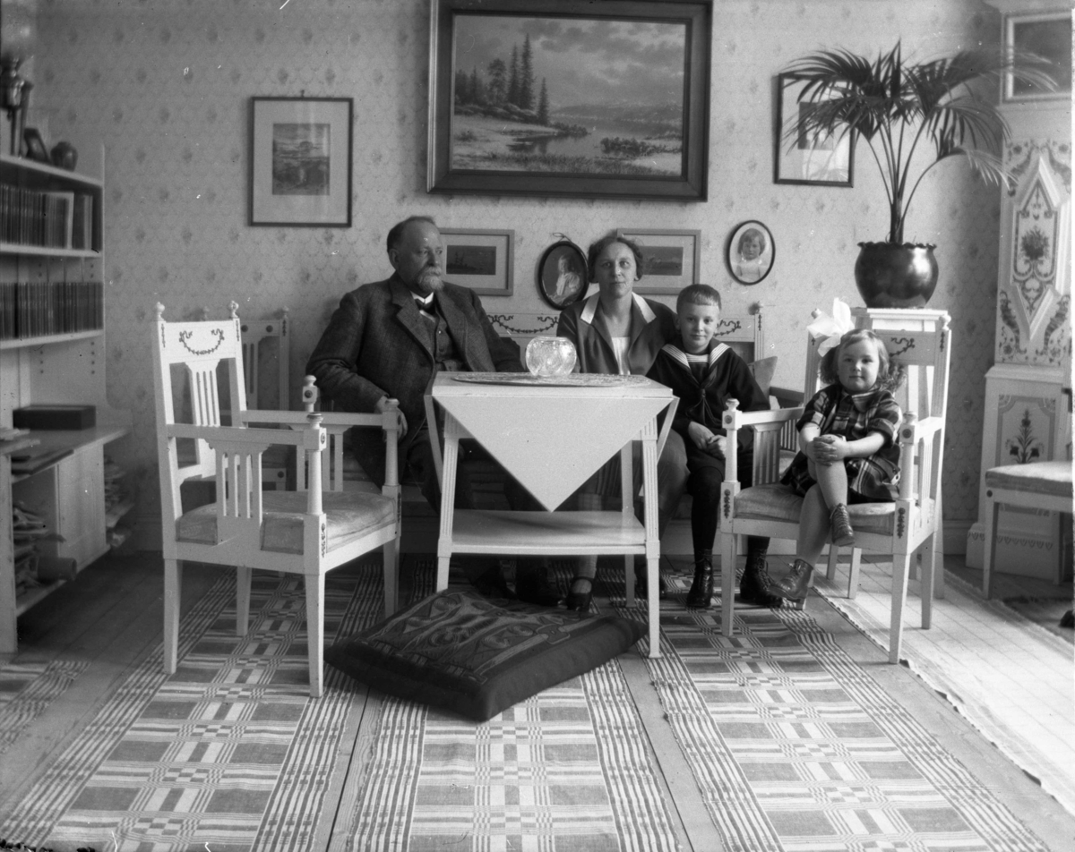 Calla Helena Sundbeck, Familjen Högdahl i Gränna: Erik, Ester, Erik och Kerstin. Glasplåt.