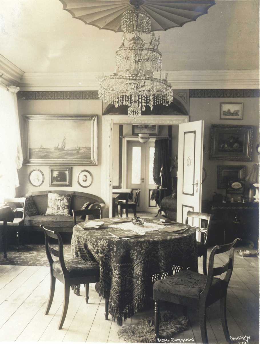 Anders Beer Wilse, Stuens interiør, Damsgård hovedgård, Bergen, Hordaland. Fotografert 1912.