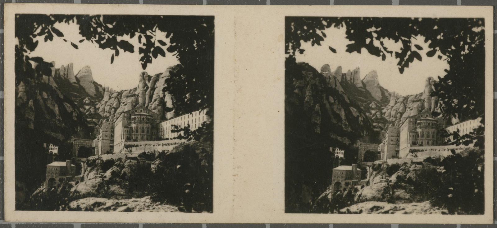 Desconegut, No. 13. Montserrat - General view of Monasterio
