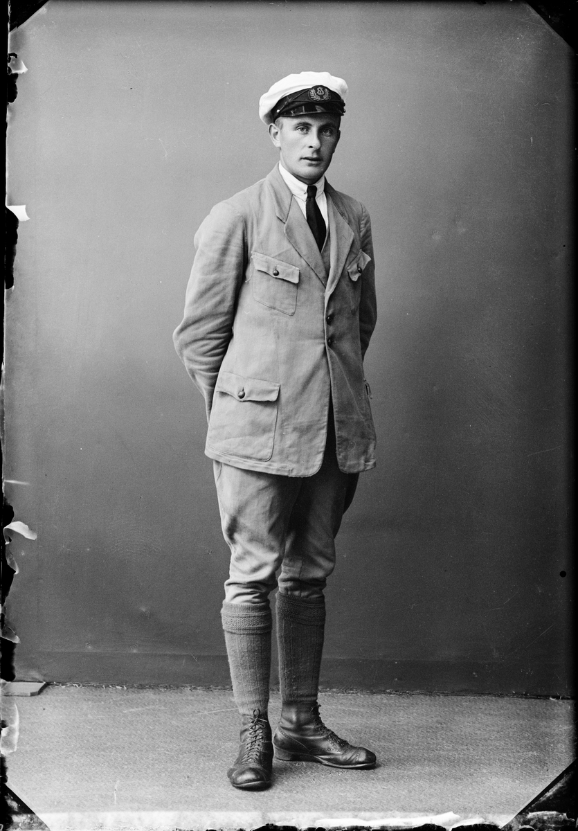 Skötsner-Edhlund, Man med skärmmössa, Östhammar, Uppland