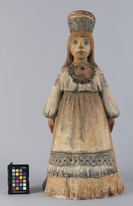 Külli (autor) Tammik, Leelo. (Rahvariides naise figuur)