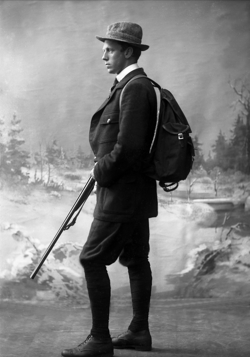 Gustav Borgen, Portrett, mann med sekk og hagle, jaktkledd. Herr Trygve Young.