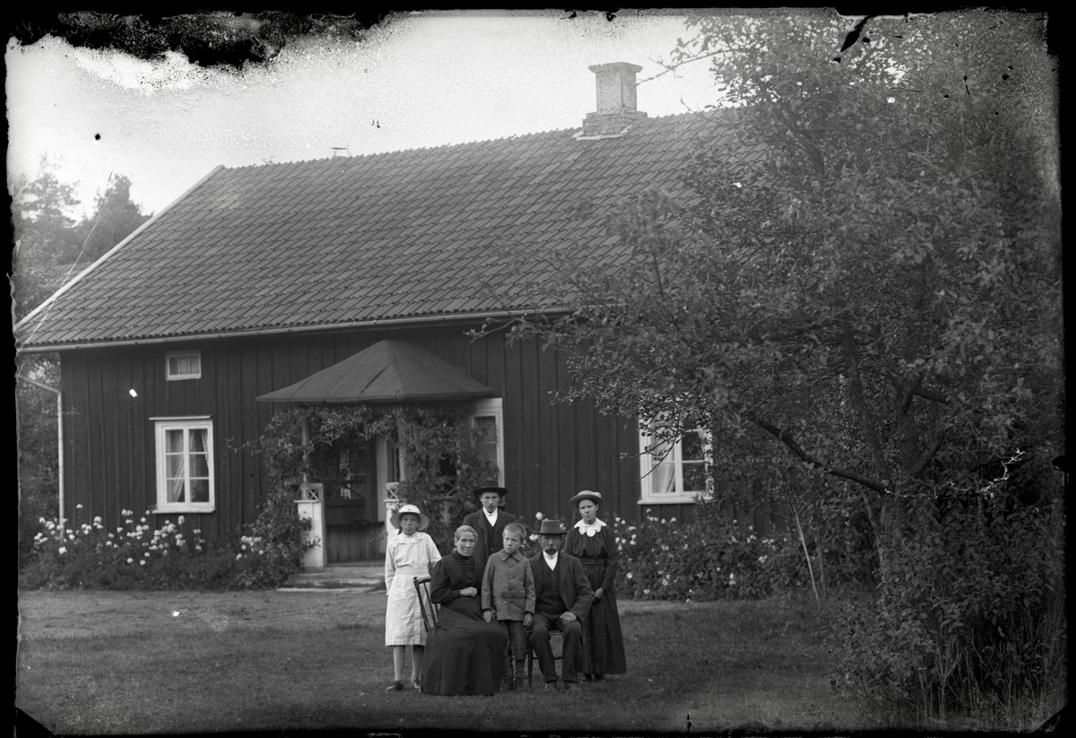 Gustaf Andersson, Familj framför bostadshus
