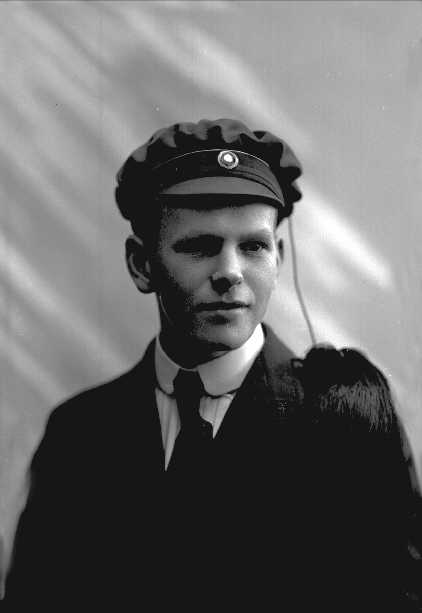 Gustav Borgen, Portrett, man med studentlue. Øistein Wendelboe.