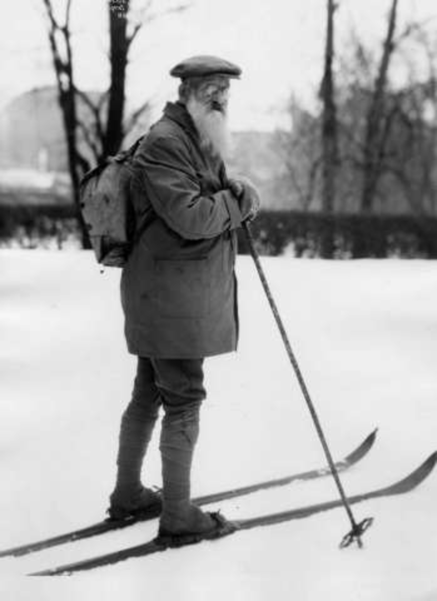 Anders Beer Wilse, Sportsdrakt, eldre mann med ryggsekk på ski, 1924. Hoffjegermester Fearnley.