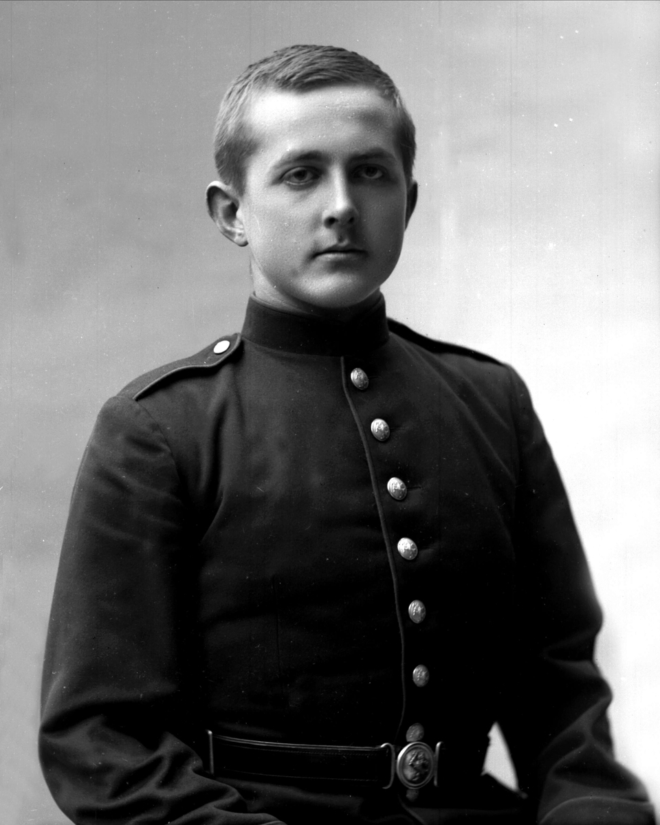Gustav Borgen, Portrett, mann i kadettuniform.