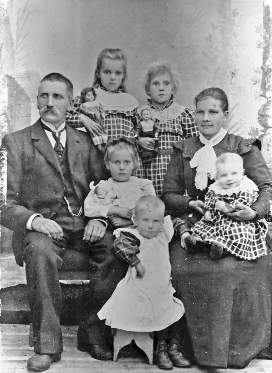 Henrik Augustinsson Stinessen, Peder Tangen og Ingeborg f. Lien med barna Agnes, Gudrun, Anna, Inga og Marie (på fanget).