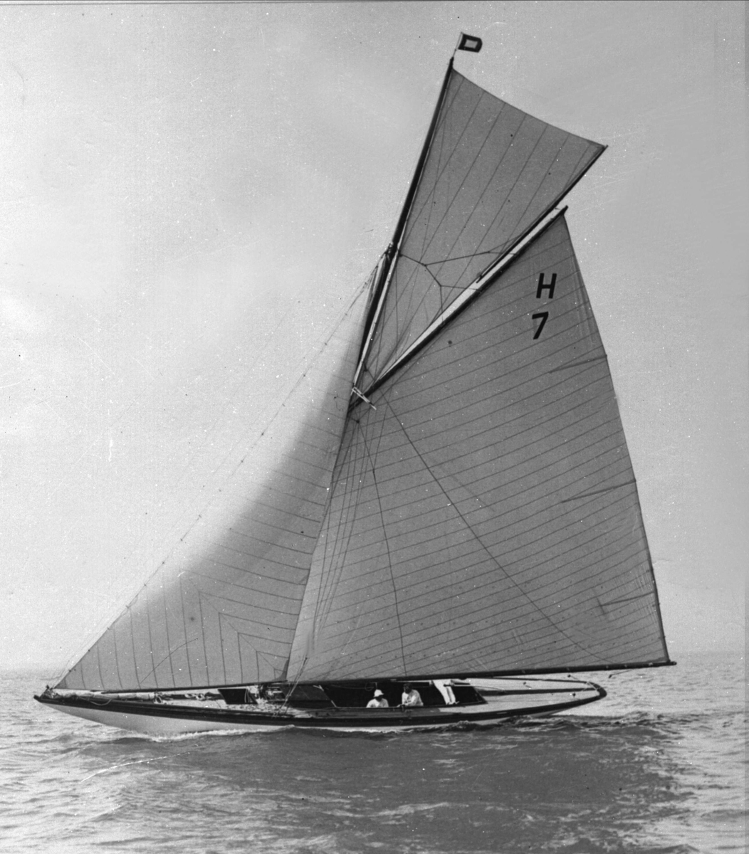 Gustav Borgen, Seilbåt på vannet. Grosserer Ivan Malms båt.