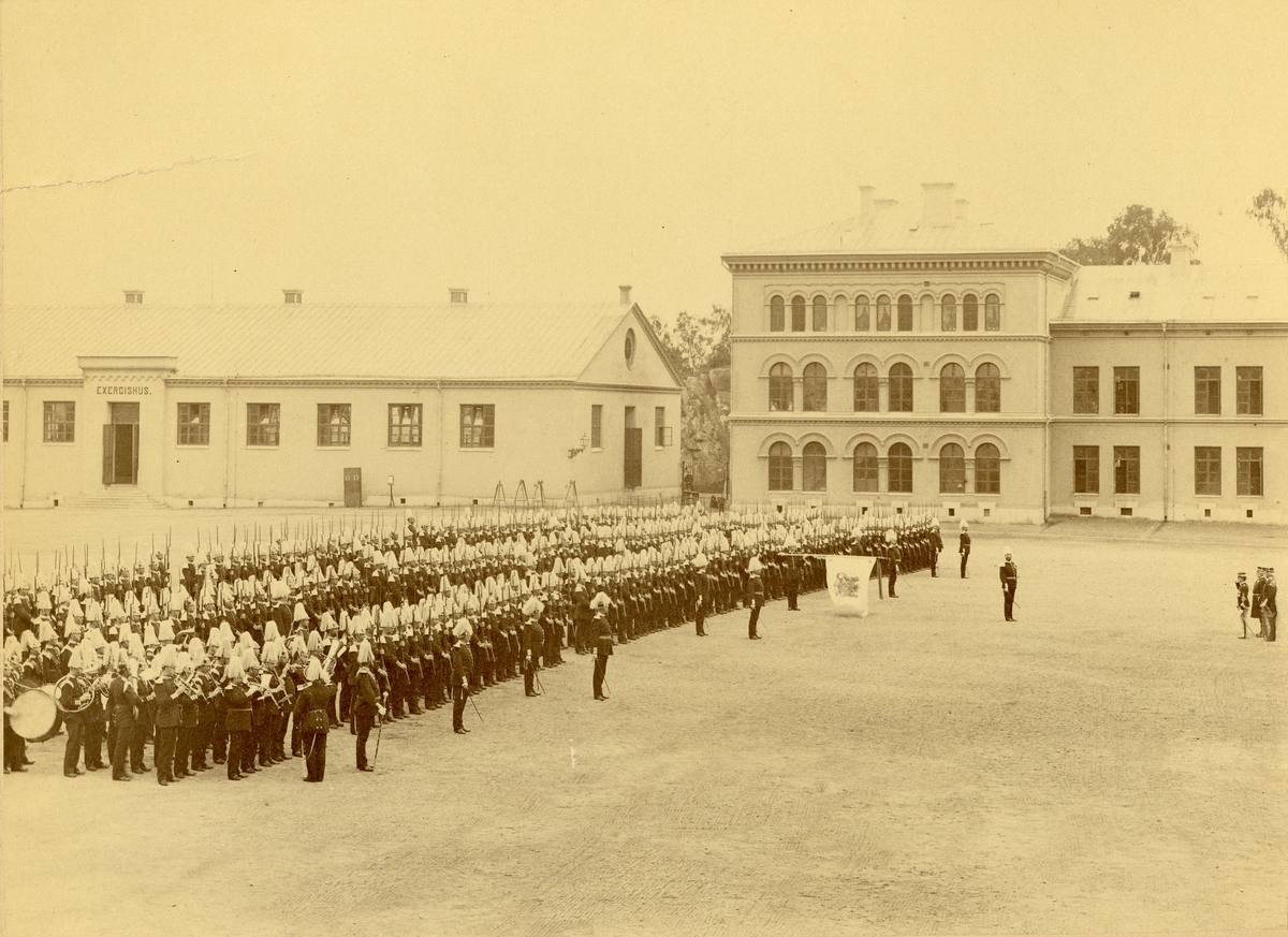 Lars Larsson, Göta livgarde I 2 uppställt på kaserngården vid besök av Italiens kronprins 1897.
