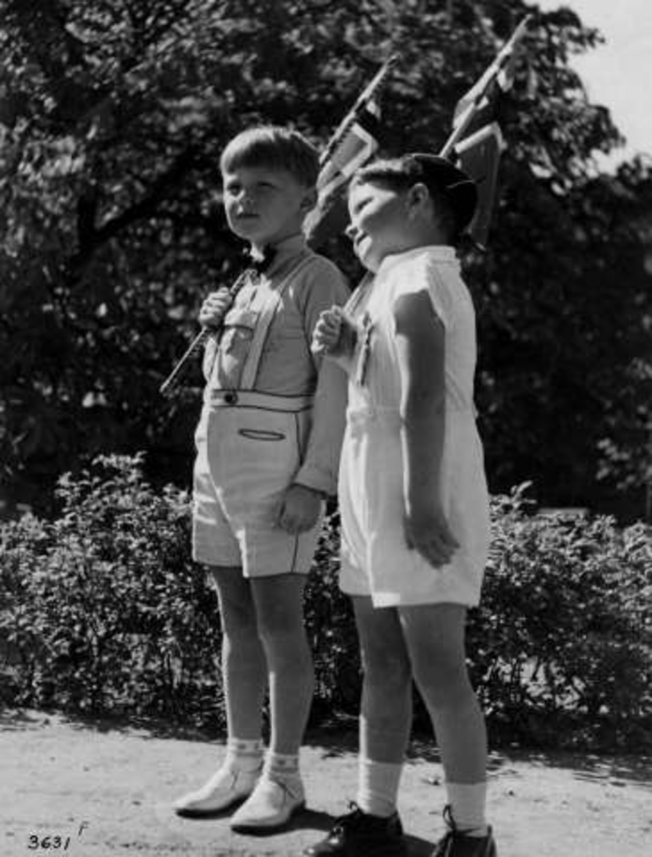 Anders Beer Wilse, To gutter med flagg, Oslo, 17. mai, 1936