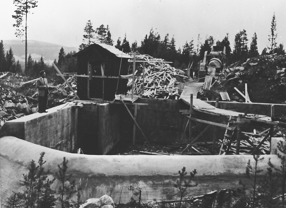Per Magne Grue, Forskaling og støping av grunnmur på industribygg (sementfabrikken i Tynsetbrekka ?)