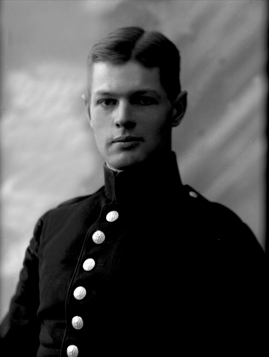 Gustav Borgen, Portrett, mann i kadettuniform.