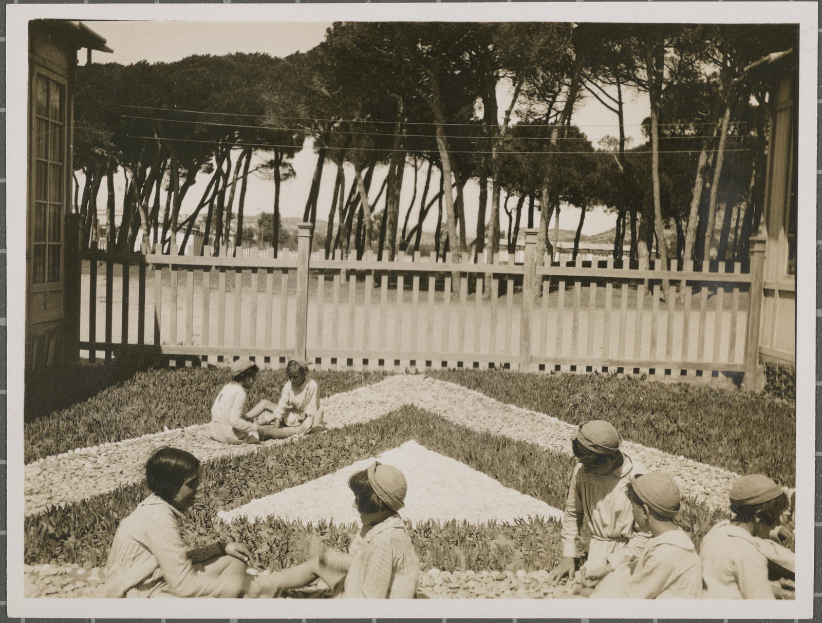 Desconegut, [Pati d'escola]