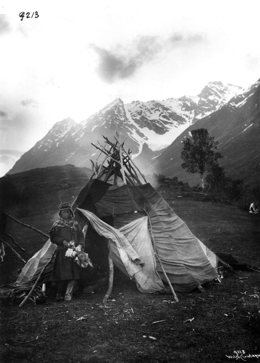 Anders Beer Wilse, Telt som tilhører svenske samer. En jente med dukker står utenfor teltet. Lyngen 1909.