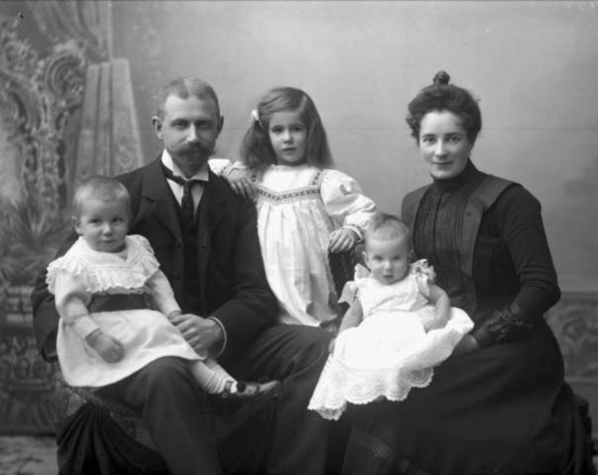Gustav Borgen, Gruppeportrett, ektepar med tre barn i lyse klær. Halvdan Berg med familie.