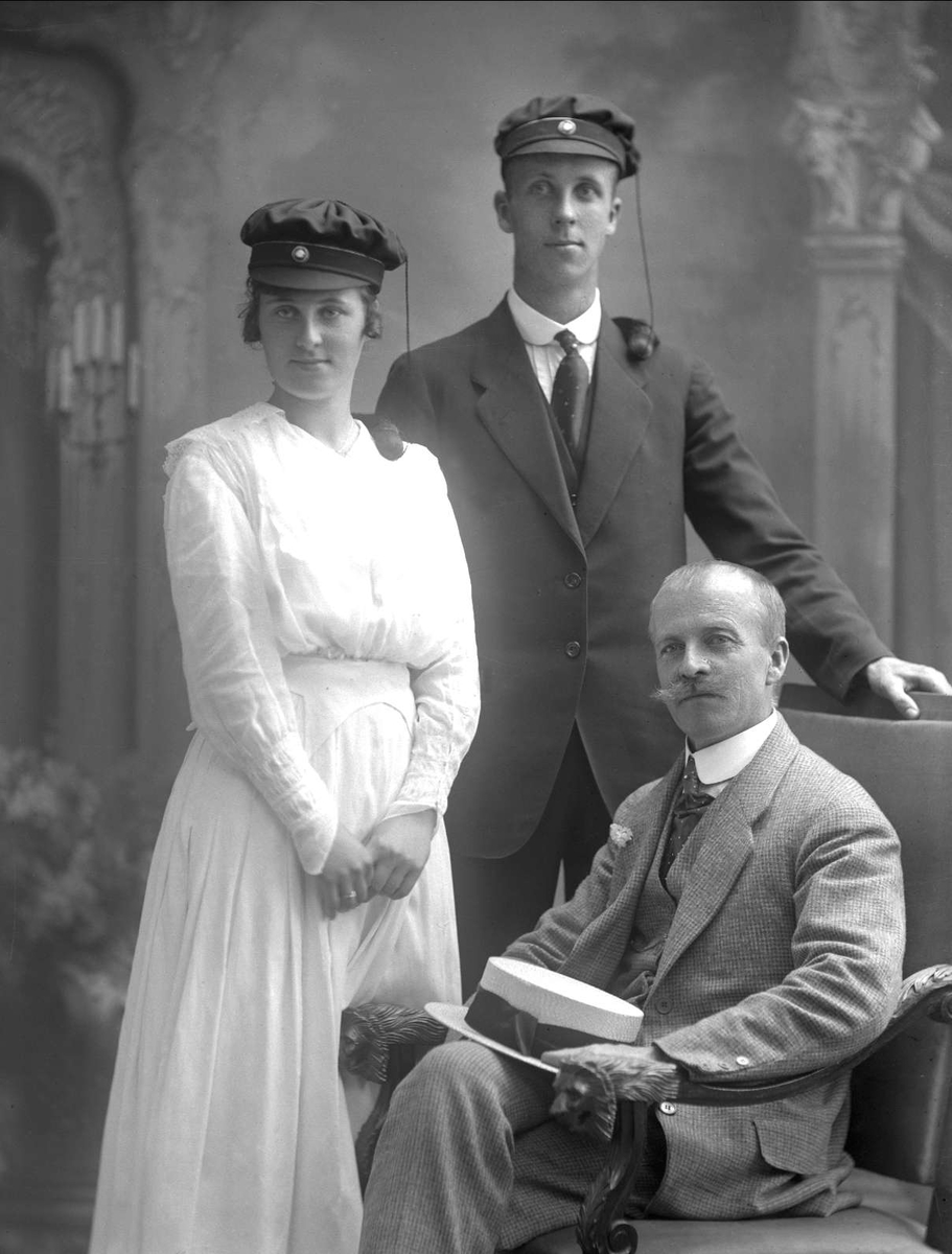 Gustav Borgen, Gruppeportrett, far med to studenter. Rolf Dammann, Axel Dammann og Kirsten Dammann.