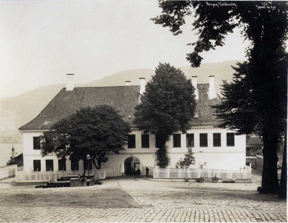 Anders Beer Wilse, Tollboden, Bergen, Hordaland. Fotografert 1912.