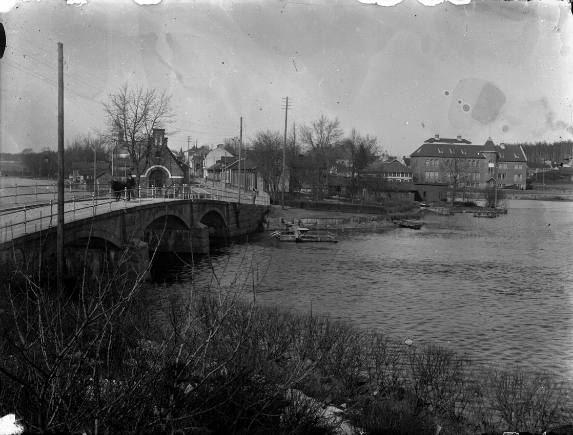 Ester Pettersson, Sundsbron vid gamla södra infarten och Kristinaskolan, som blev klar 1910.