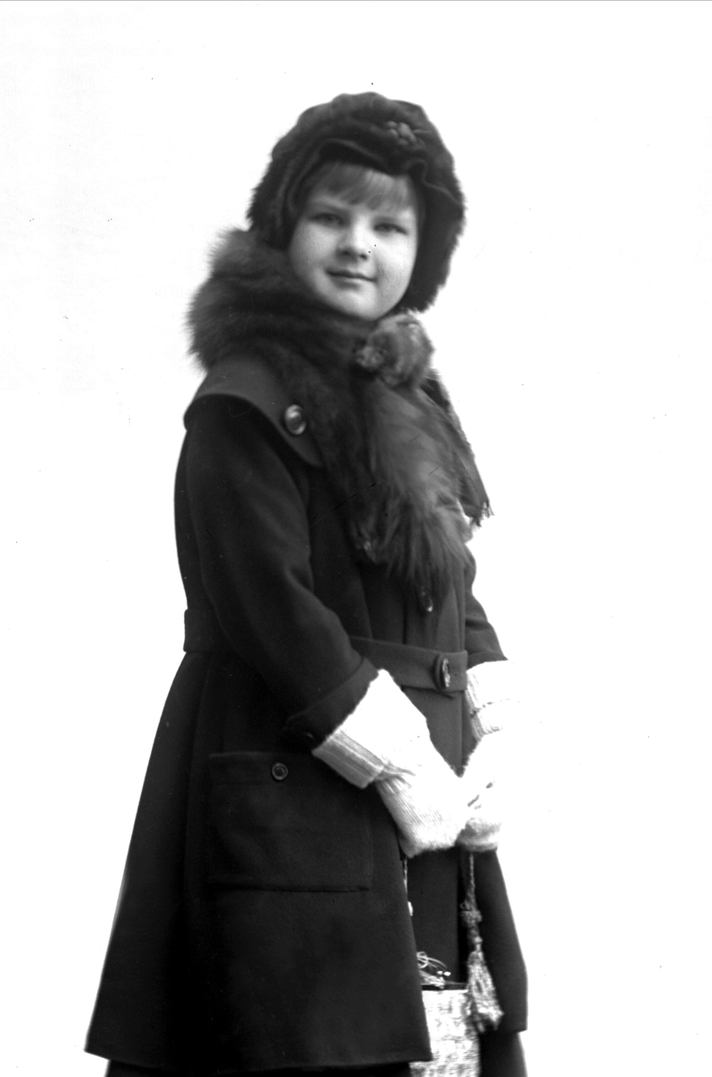 Gustav Borgen, Portrett, jente i kåpe med pels om hals og pelslue. Elisa Nordbeck. (Ella Kjær, Ullensaker?)