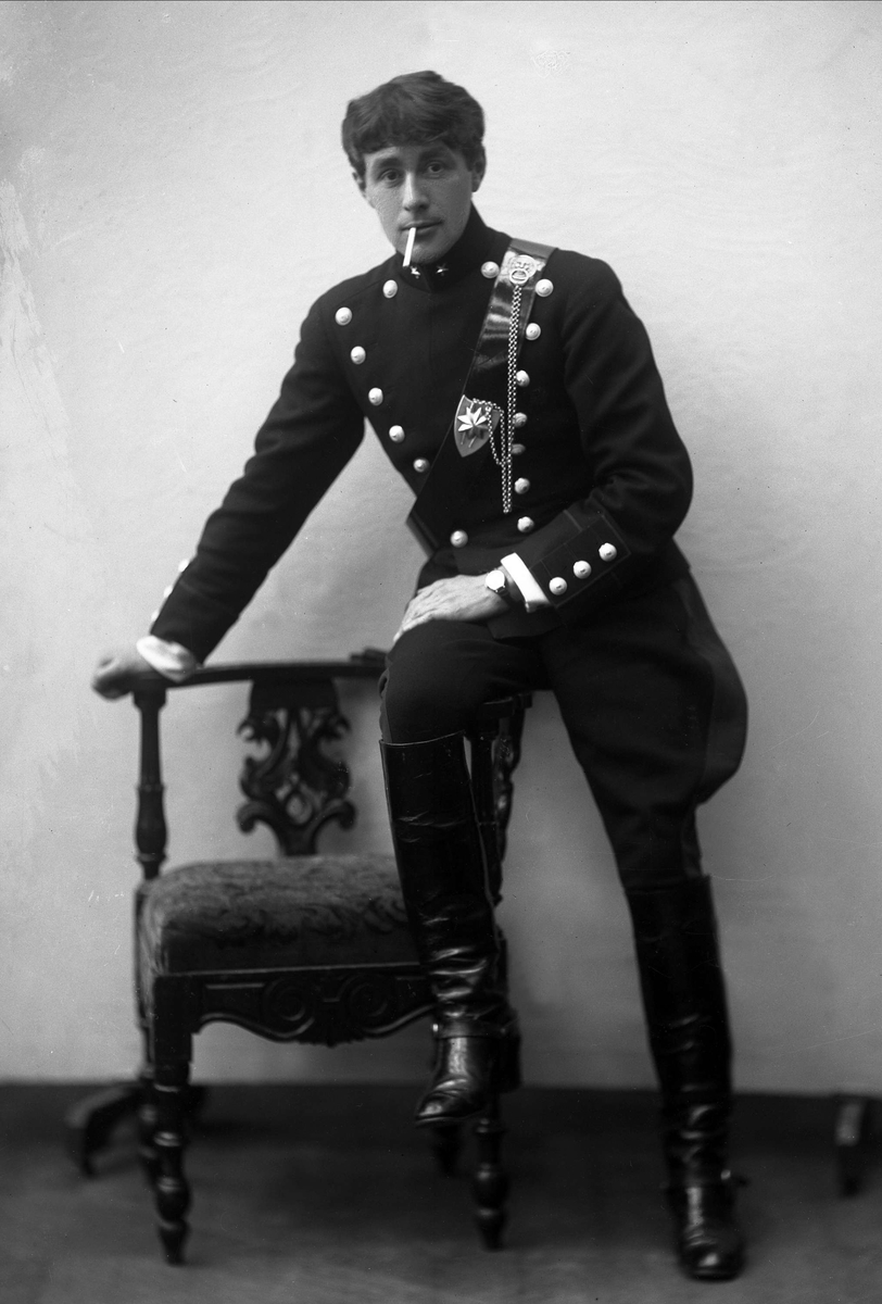 Gustav Borgen, Portrett, Finn Gysler i uniform som sekondløytnant ved kavaleriet som reglementert fra 1910 til 1957.