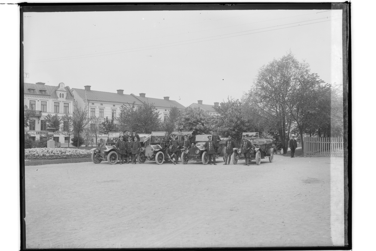 Samuel Lindskog, 4 st droskbilar och 11 droskförare. Eugenparken.