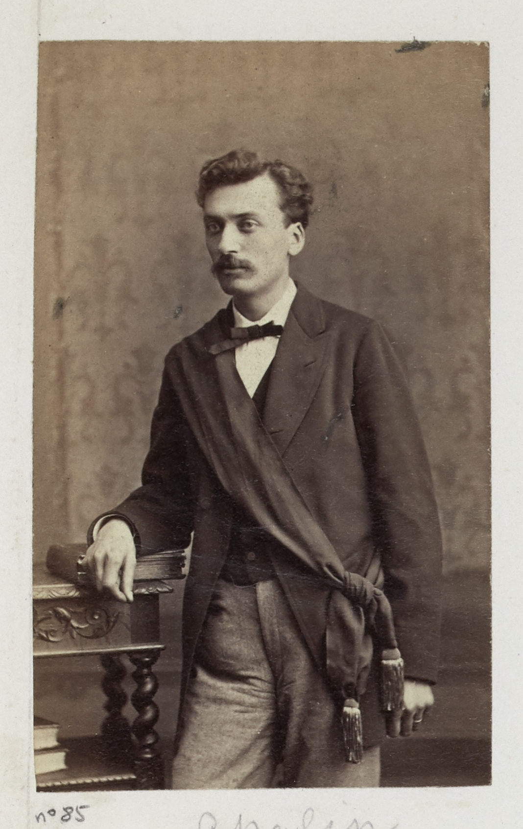 Anonyme, Chalin Louis Denis (1845-1895 ?). Membre de la Commune, il siège à la Commission de la Sureté générale et du travail. Condamné à mort par contumance, il se réfugie en Suisse où il milite dans des organisations socialistes.