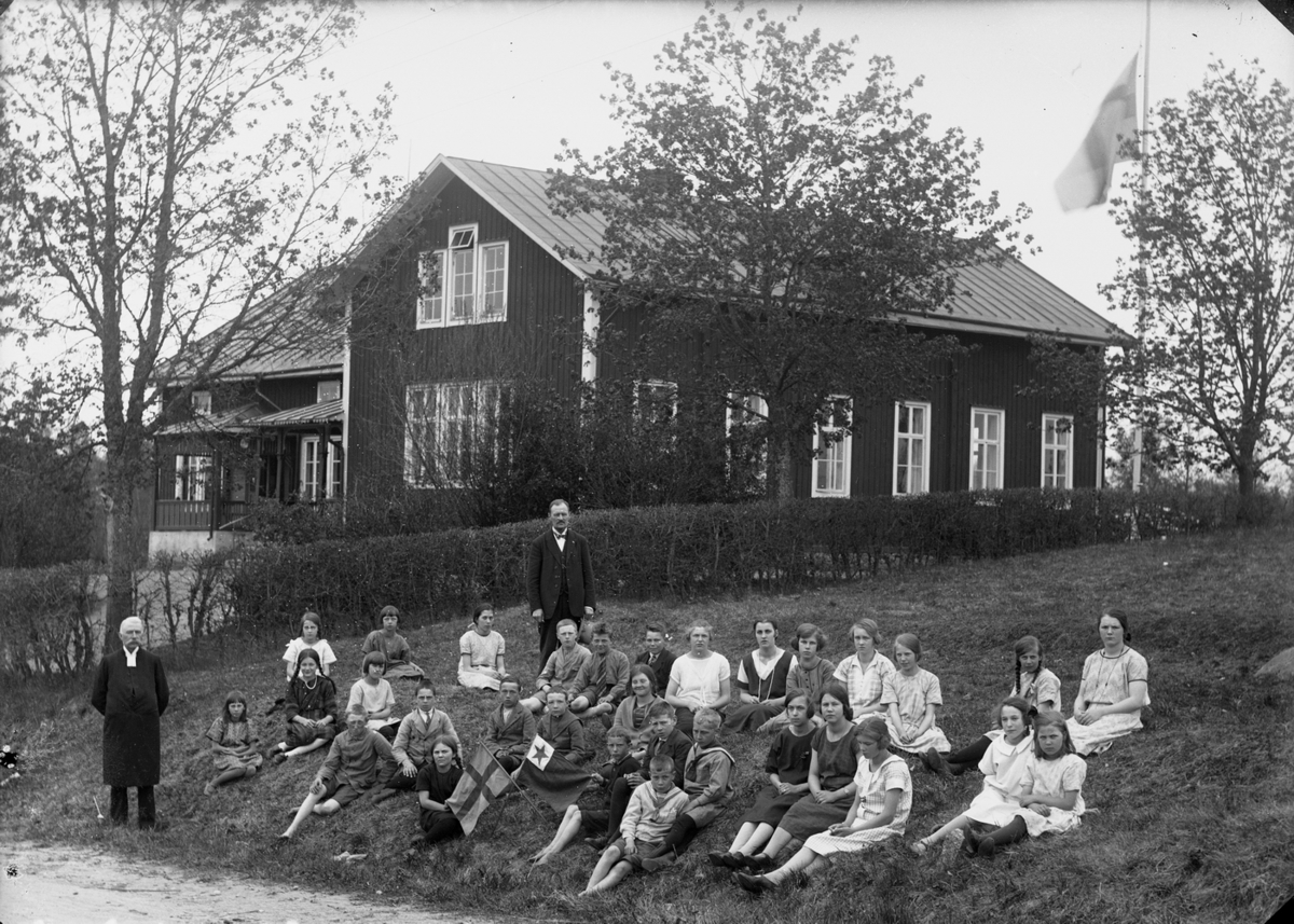 Gustaf Ferdinand Hallberg, Skola, skolbarn med lärare och en präst.