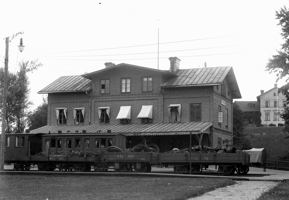 Gustaf Ferdinand Hallberg, The railway station, train of Finspång.