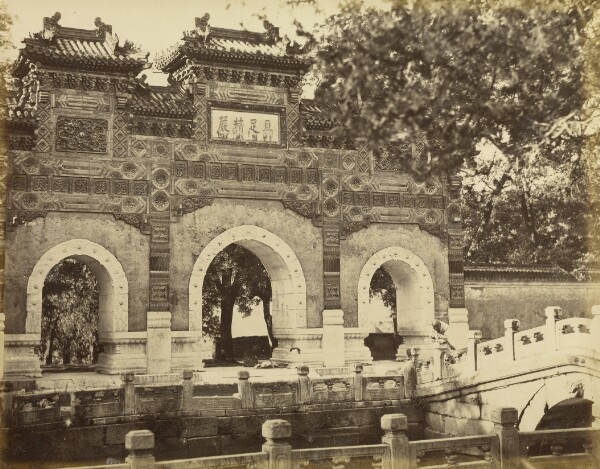 Felice Beato, Temple Gateway, China