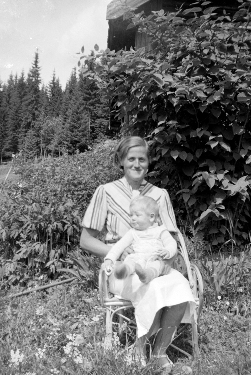 Engebret Dalen Olsen, Margit Rønningen f.1912 med sønnen Reidar (1939-1991) på fanget, Hovelsrudstuen, Stavsjø, Hedmark.