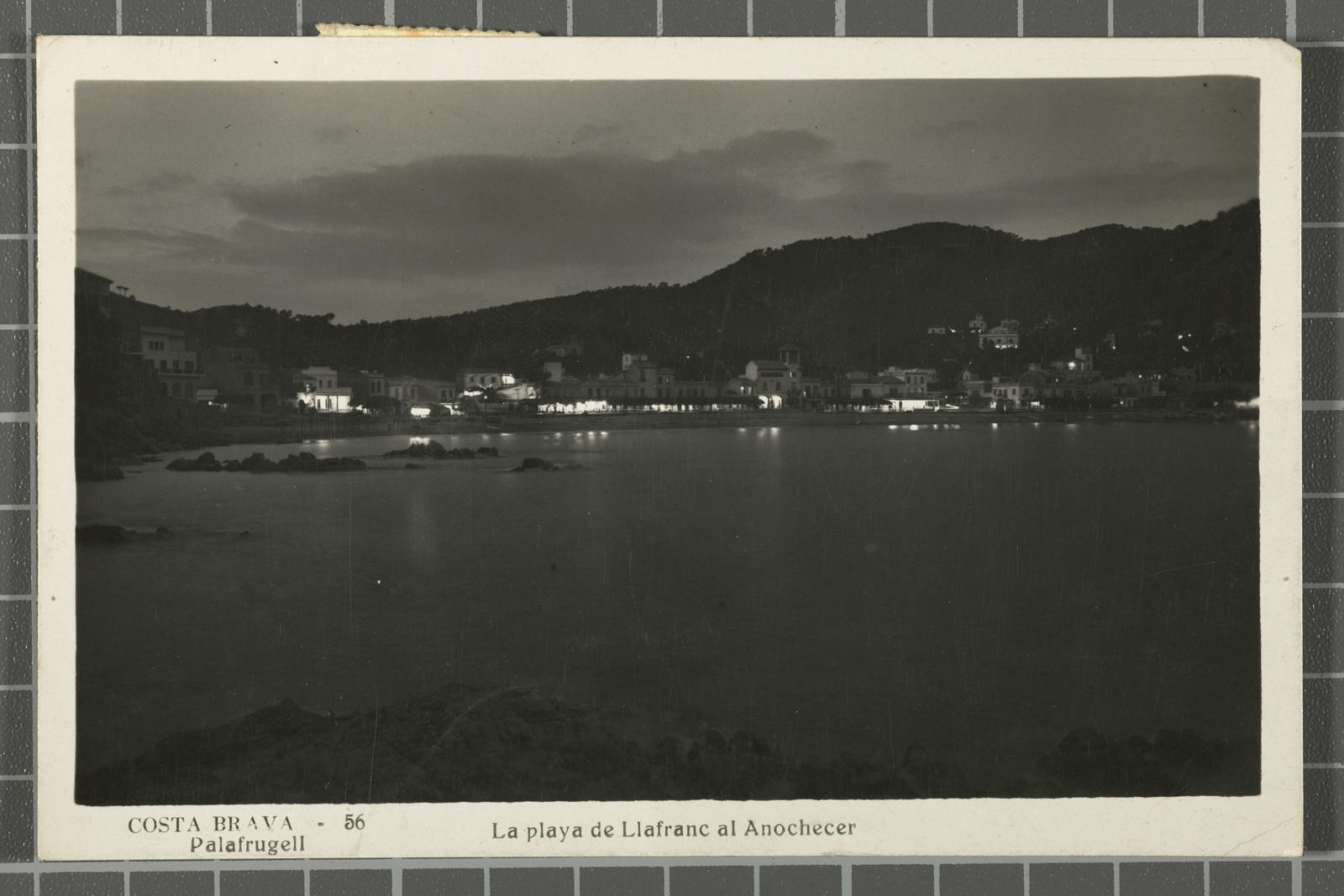 Desconegut, Costa Brava - 56 Palafrugell. The playa of Llafranc at the Anochecer